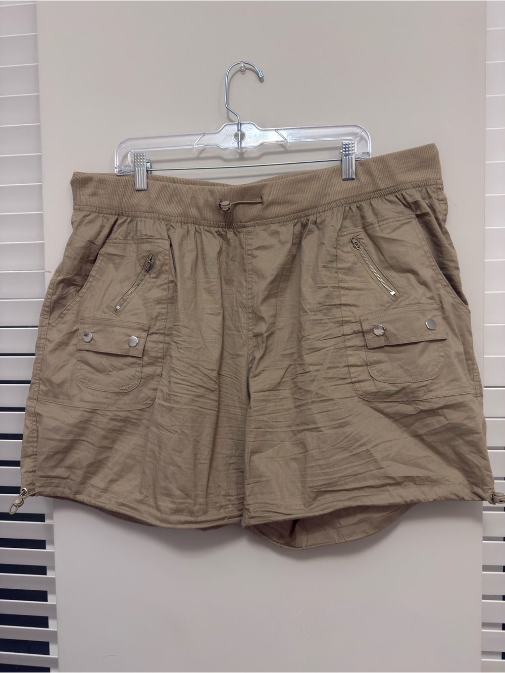 Women's Khaki Utility Cargo Shorts - Lightweight Comfort